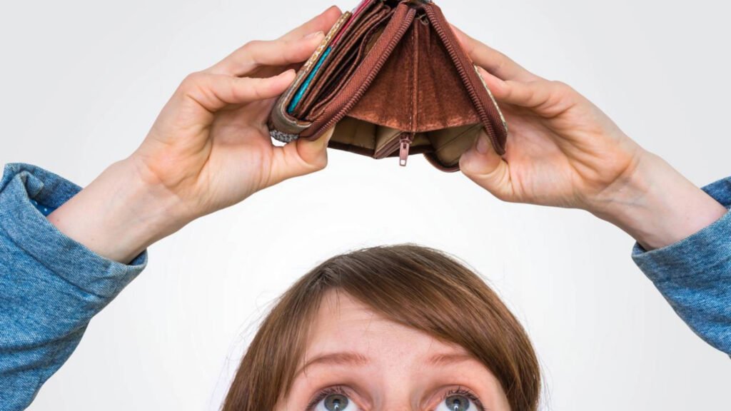 7 Erros Que Te Mantêm Pobre Mesmo Trabalhando Muito